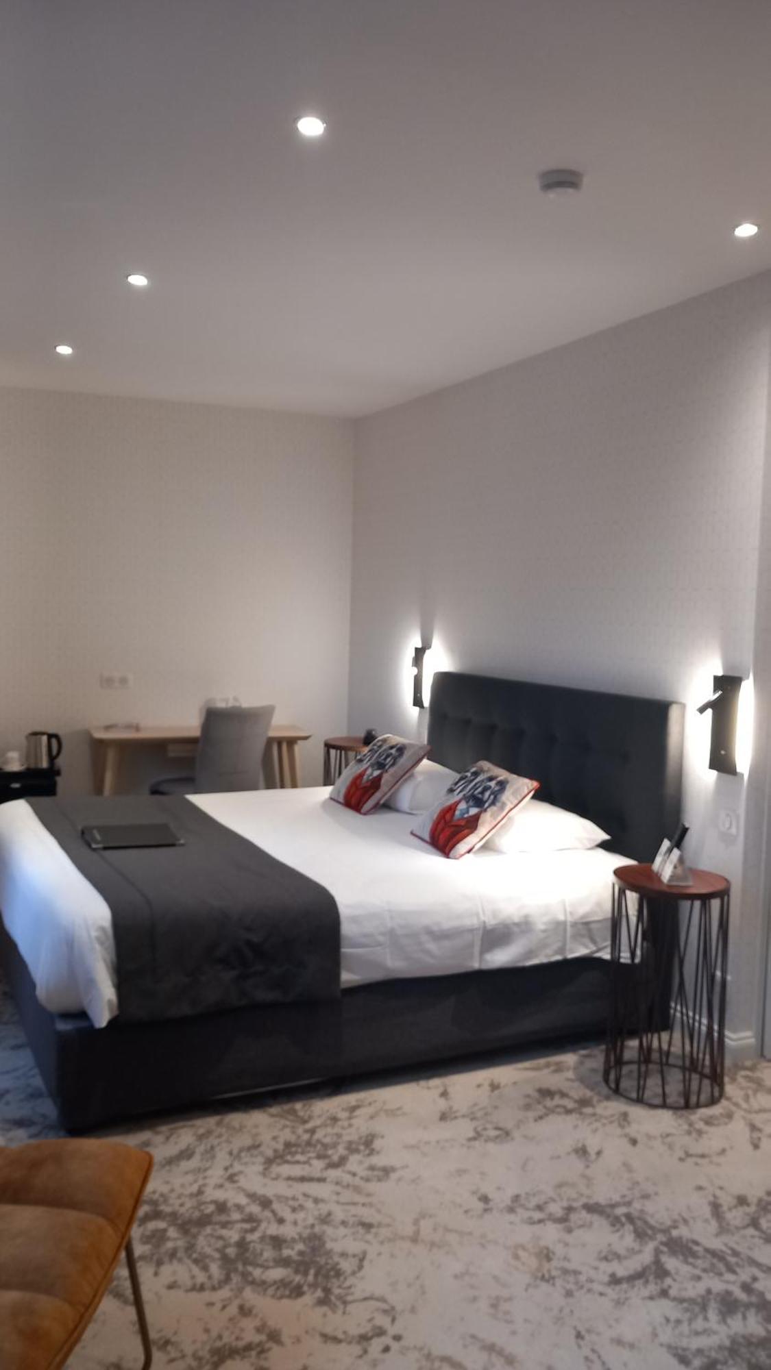 Logis Hotel & Restaurant - Les Hauts De Montreuil Montreuil  Esterno foto